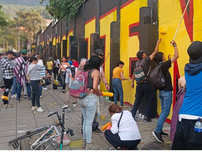 “Si lo siguen borrando lo seguimos pintando”:Artistas sobre el mural las cuchas tienen razón