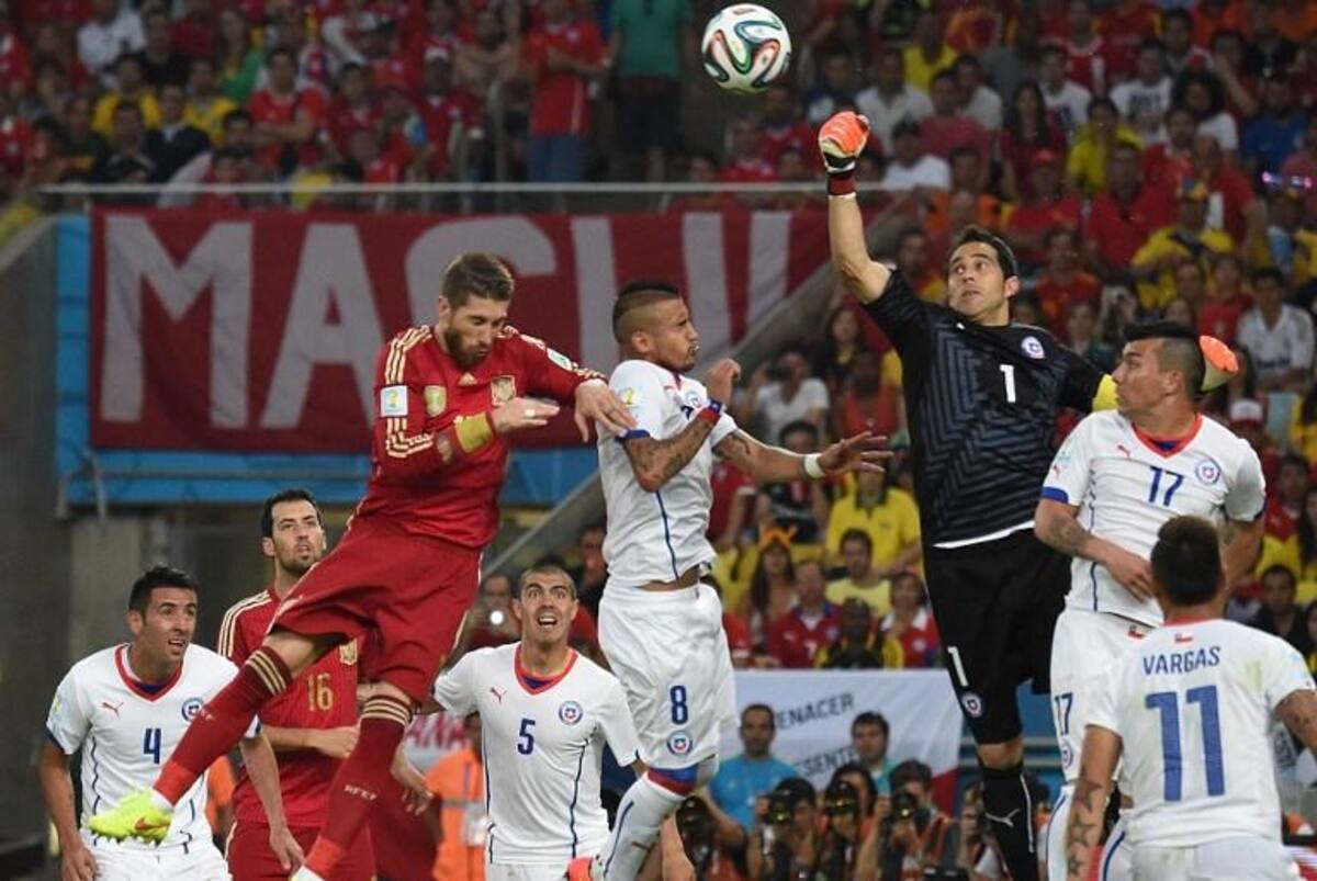 El actual campeón se despidió prematuramente de Brasil tras caer 2-0 ante Chile con goles Vargas y Aranguiz.