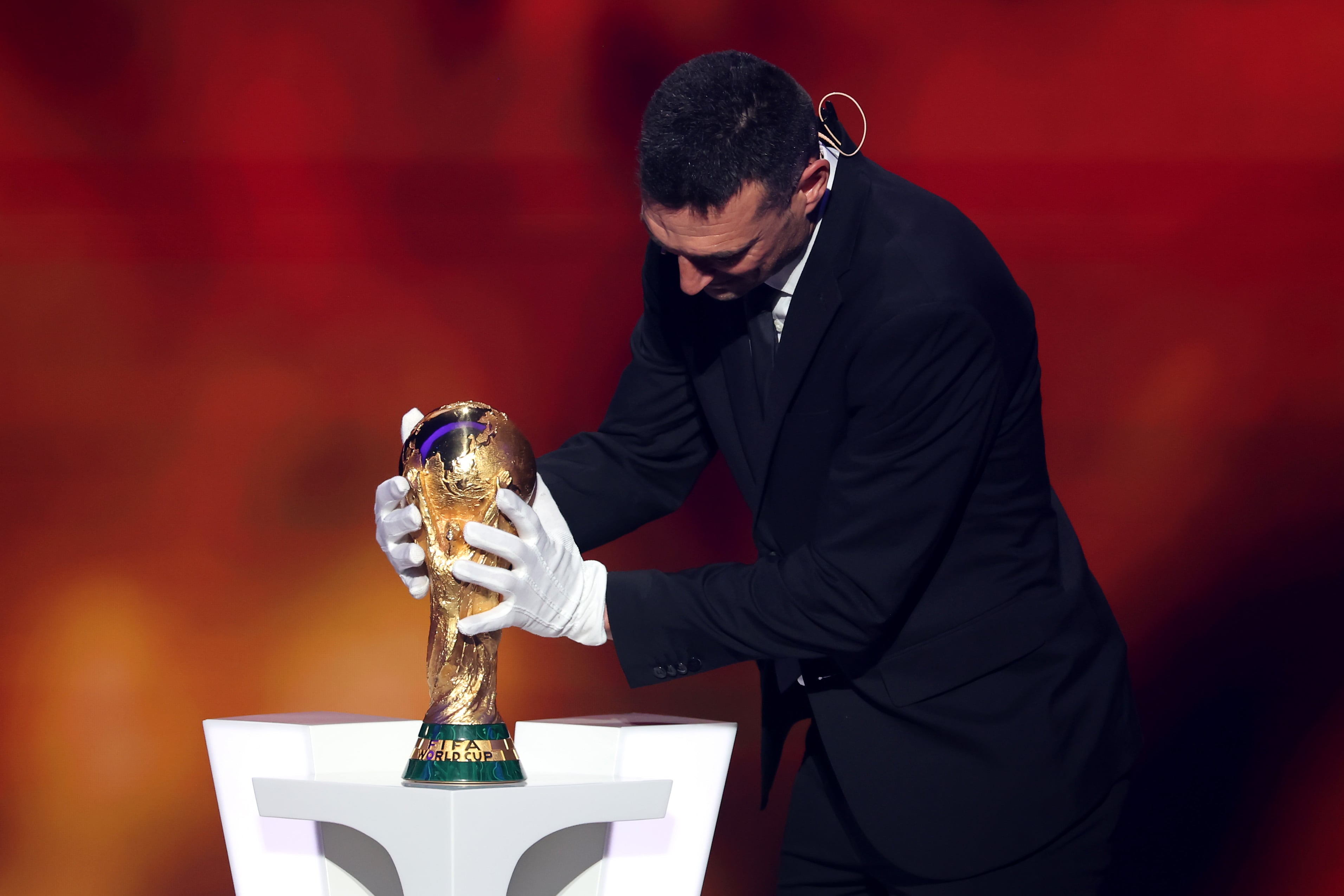 ¿Por qué Lionel Scaloni utilizó guantes blancos para llevar el trofeo del Mundial al sorteo? // Caracol Radio // Getty Image