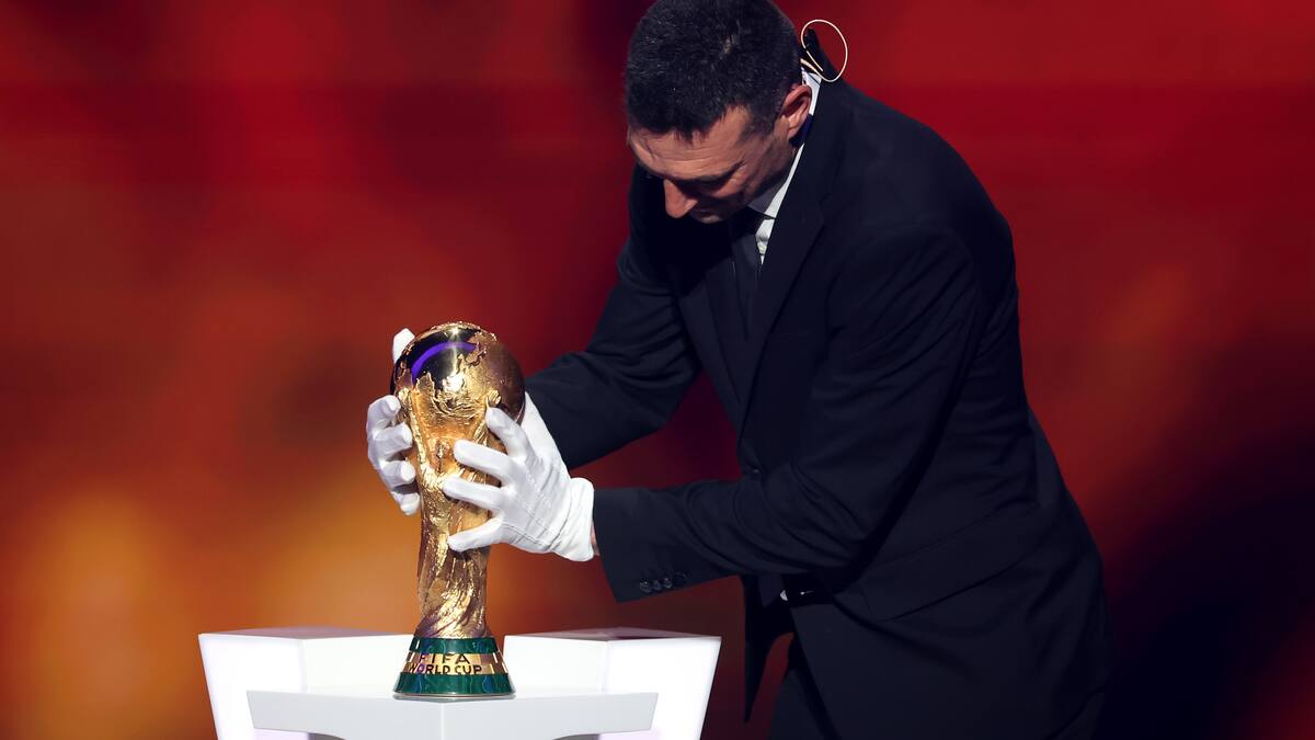 ¿Por qué Lionel Scaloni utilizó guantes blancos para llevar el trofeo del Mundial al sorteo?