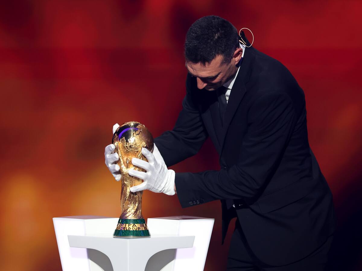 ¿Por qué Lionel Scaloni utilizó guantes blancos para llevar el trofeo del Mundial al sorteo?