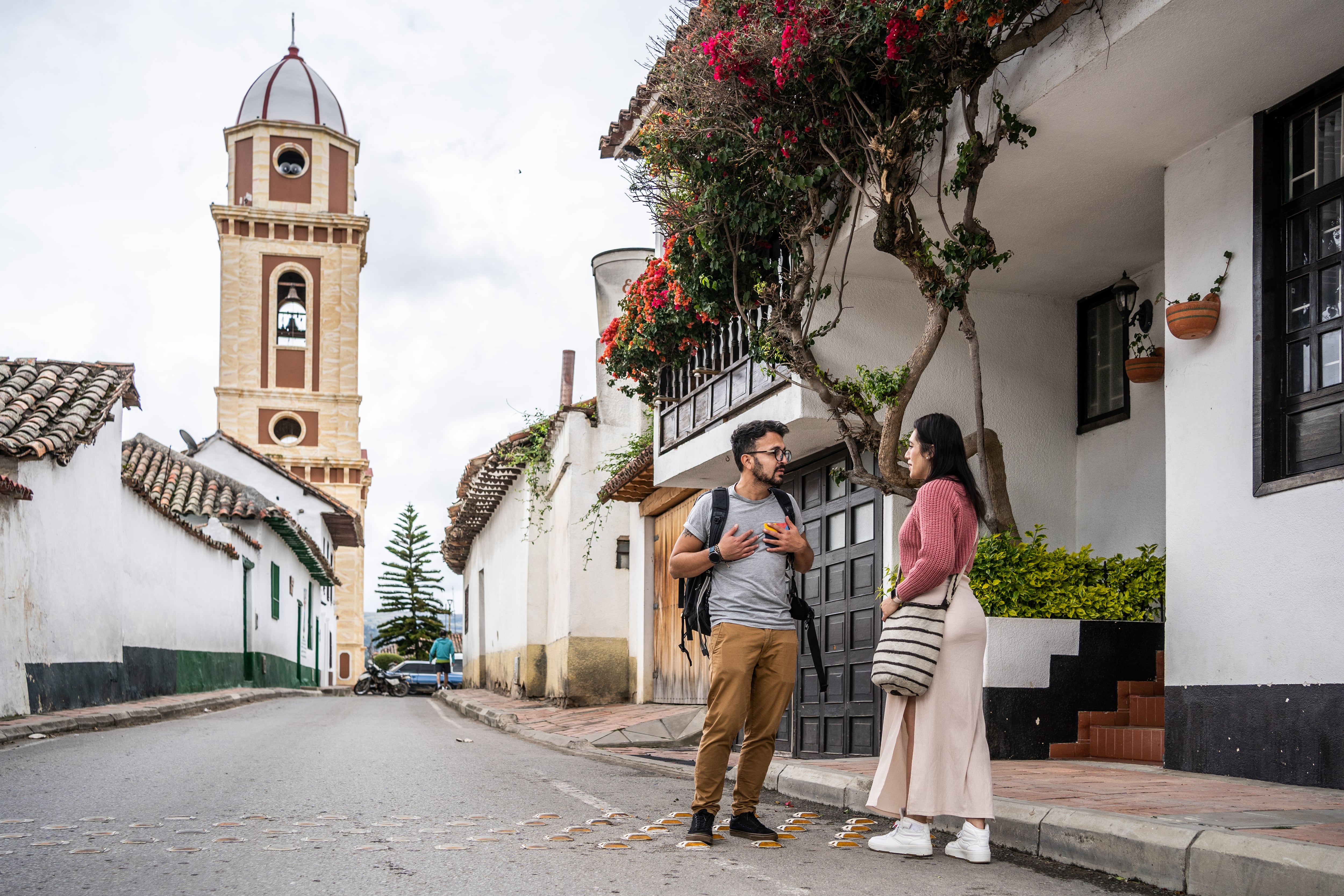 Turistas conversando en un municipio de Boyacá (Foto vía Getty Images)
