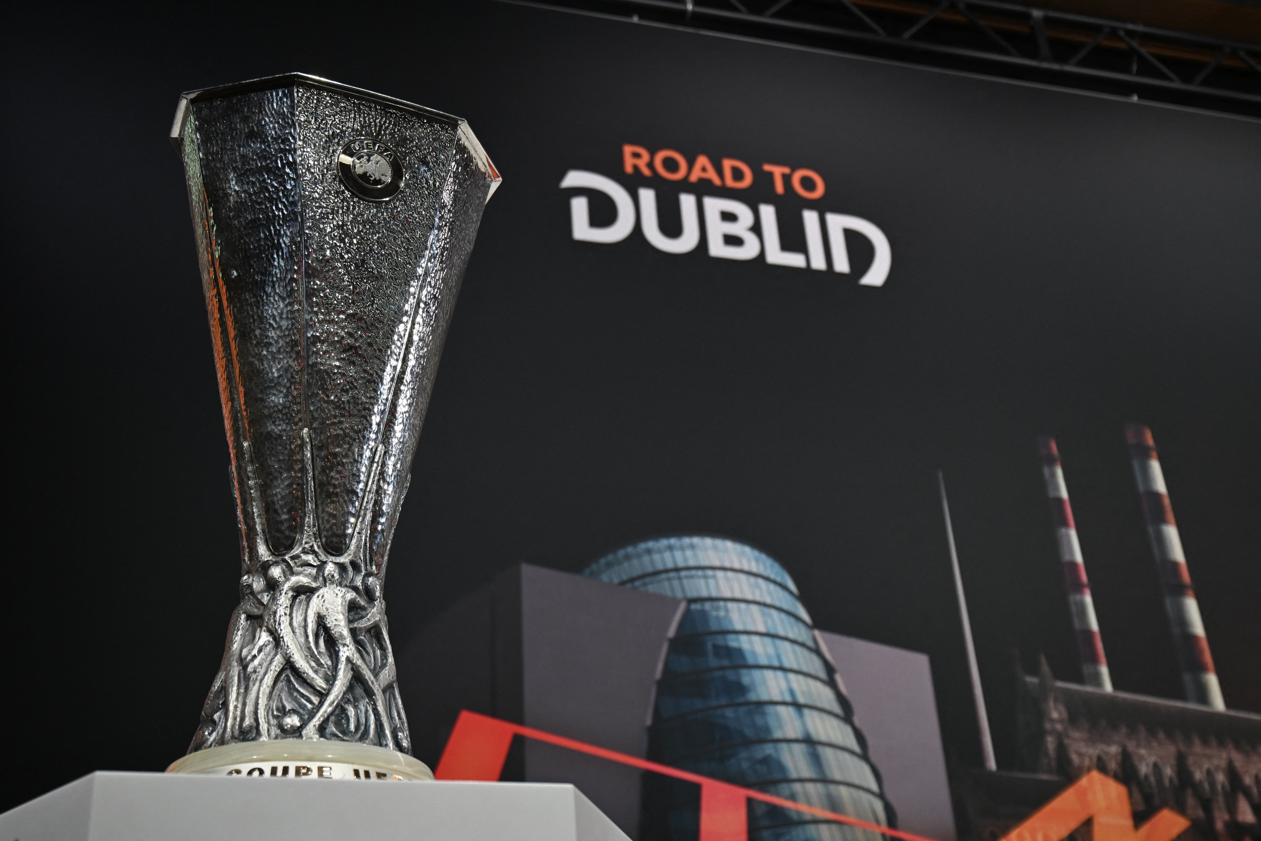 Trofeo de la UEFA Europa League previo al sorteo de los 16vos de final. (Photo by Fabrice COFFRINI / AFP) (Photo by FABRICE COFFRINI/AFP via Getty Images)