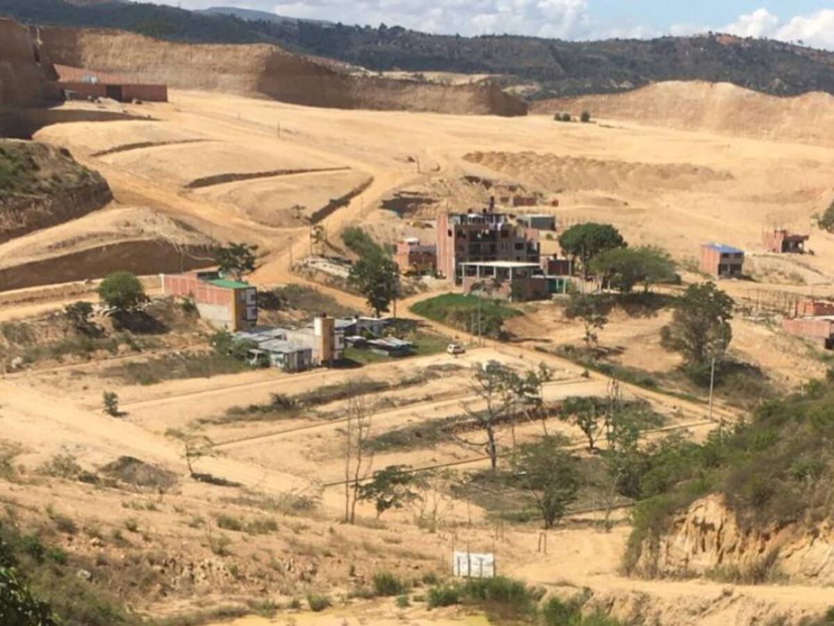 Suspenden obras por loteo ilegal en Girón