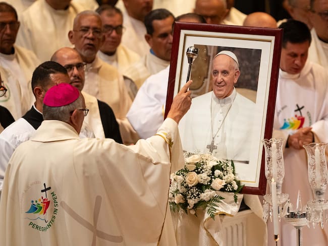 CARACAS (VENEZUELA), 26/04/2025.- El arzobispo de Caracas, monseñor Raúl Biord, rocía con agua bendita un retratro del papa Francisco durante una misa este sábado, en el Teatro Teresa Carreño en Caracas (Venezuela). La Iglesia de Venezuela despidió este sábado en Caracas al papa Francisco en una misa funeral celebrada en el Teatro Teresa Carreño, donde el nuncio apostólico del país, monseñor Alberto Ortega, afirmó que al pontífice se le recordará como un "peregrino de esperanza". EFE/ Ronald Pena R