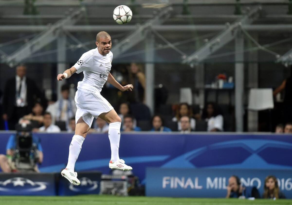 Pepe del Real Madrid da un cabezazo al balón durante el partido.