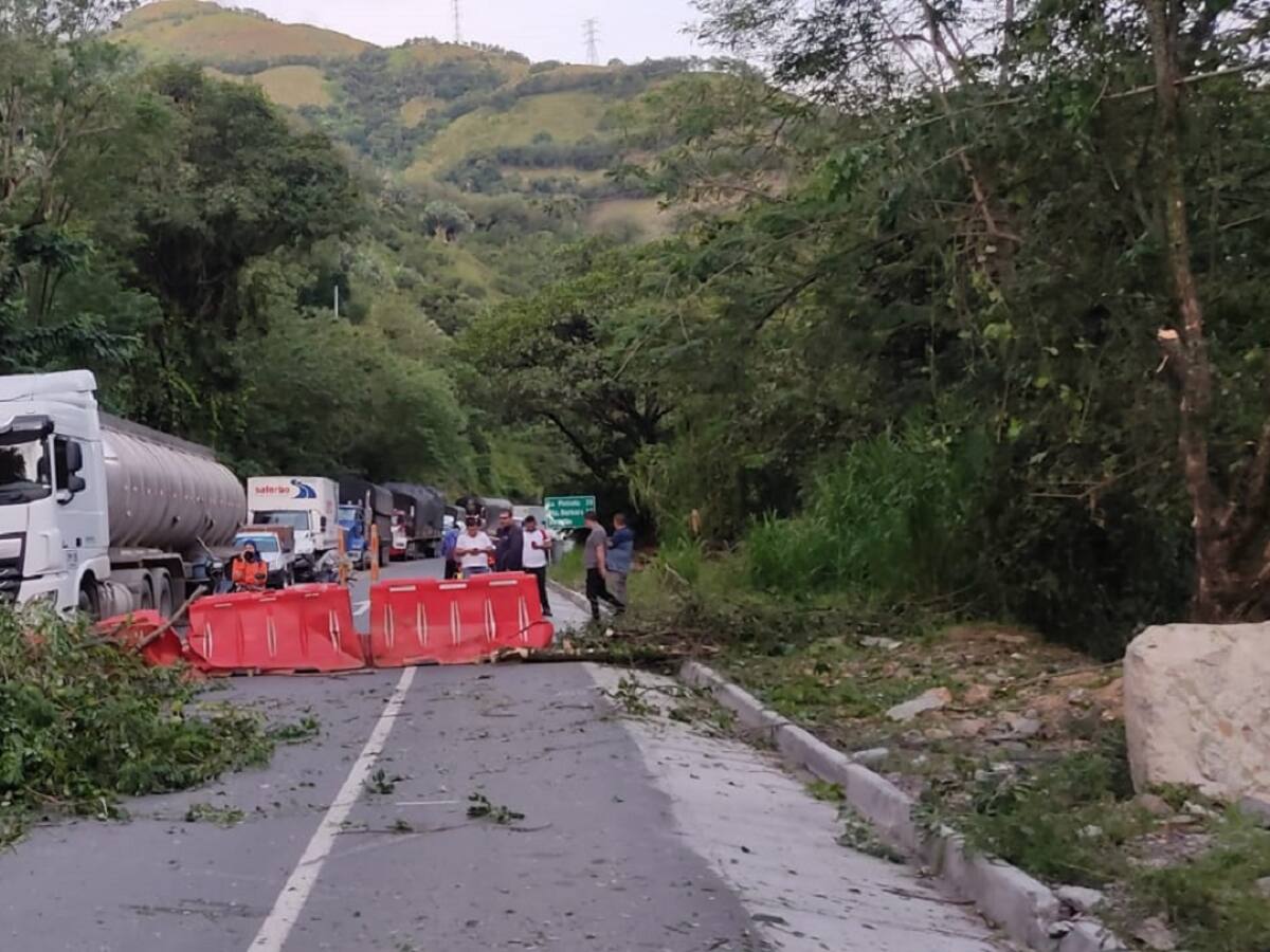 Está cerrada la vía Manizales - Medellín por paro minero indefinido