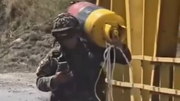 Soldado cargó al hombro cilindro que había sido instalado en la vía Panamericana.