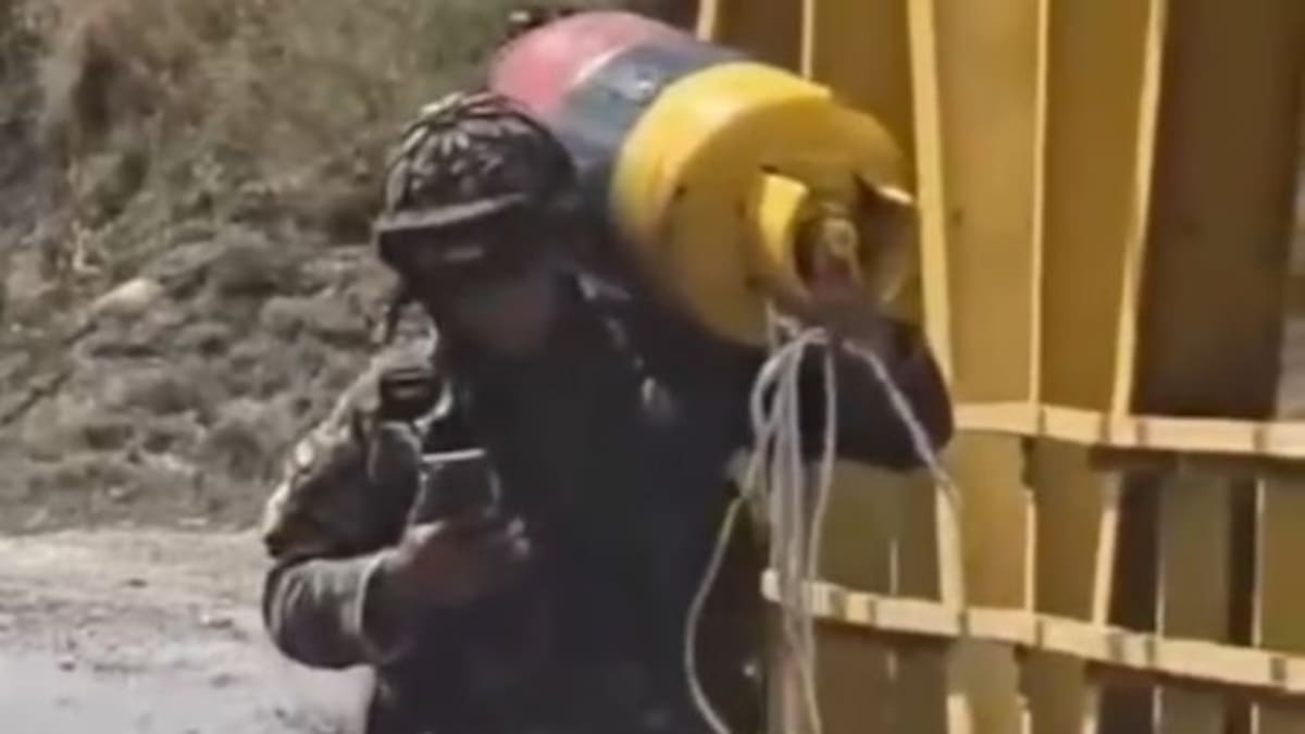 Soldado cargó al hombro cilindro que había sido instalado en la vía Panamericana