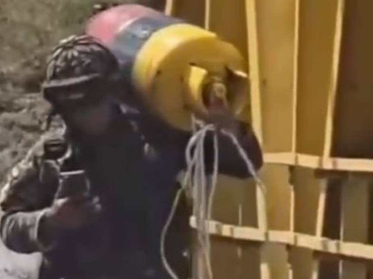 Soldado cargó al hombro cilindro que había sido instalado en la vía Panamericana