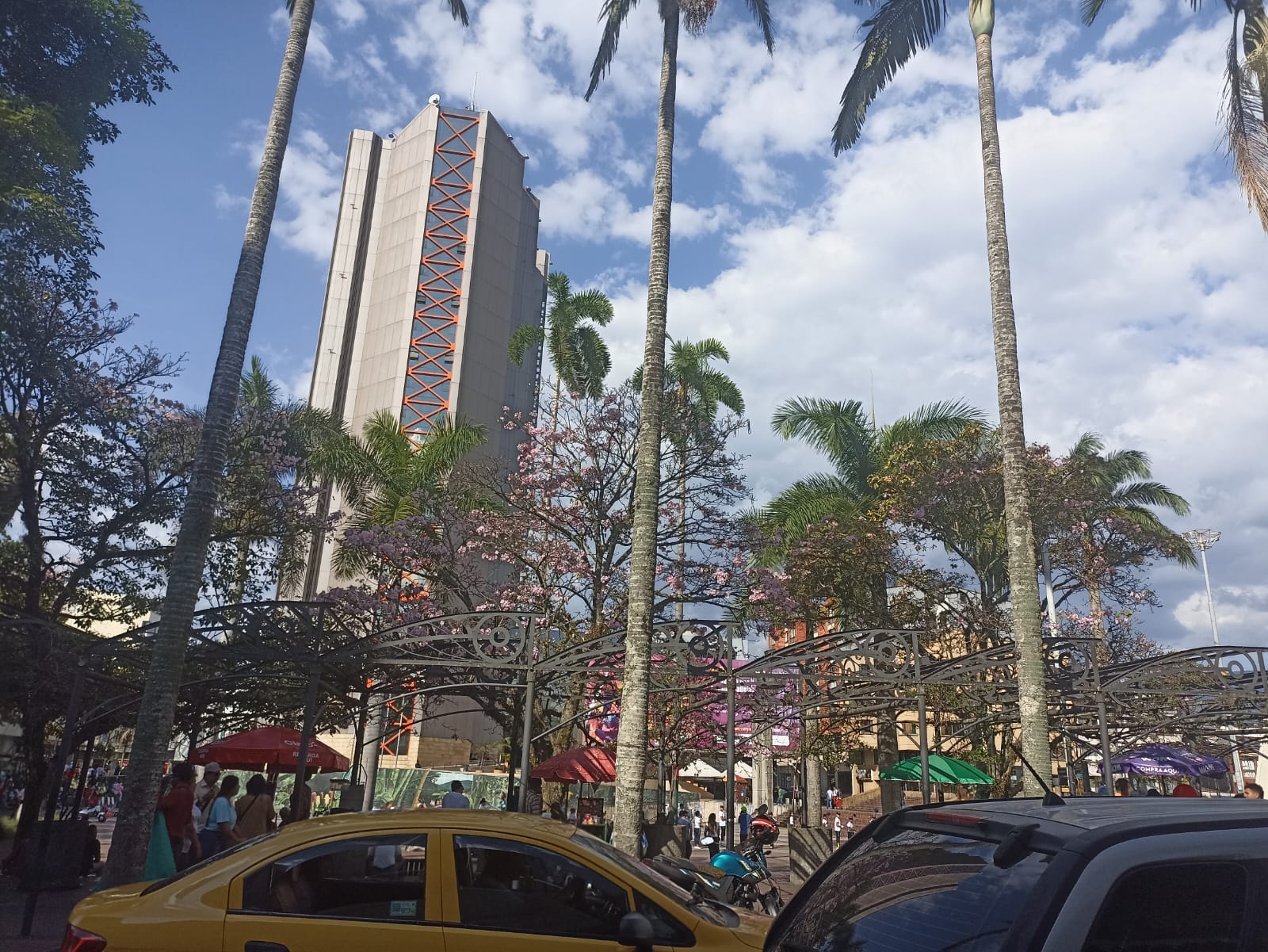 Plaza de Bolívar de Amenia en días soleados. Foto: Adrián Trejos
