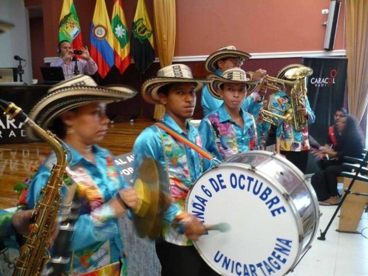 Darío Arizmendi y su equipo desde la heroica, mostrando lo mejor de la ciudad y sus gentes. Foto: Caracol Radio.