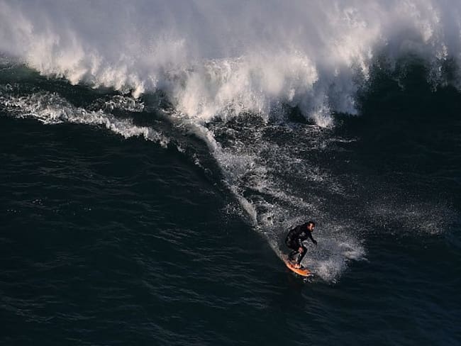 Un brasileño surfea la ola más alta en la historia y bate el récord mundial