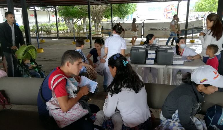 Padres venezolanos que viajan a Cúcuta para vacunar a sus hijos