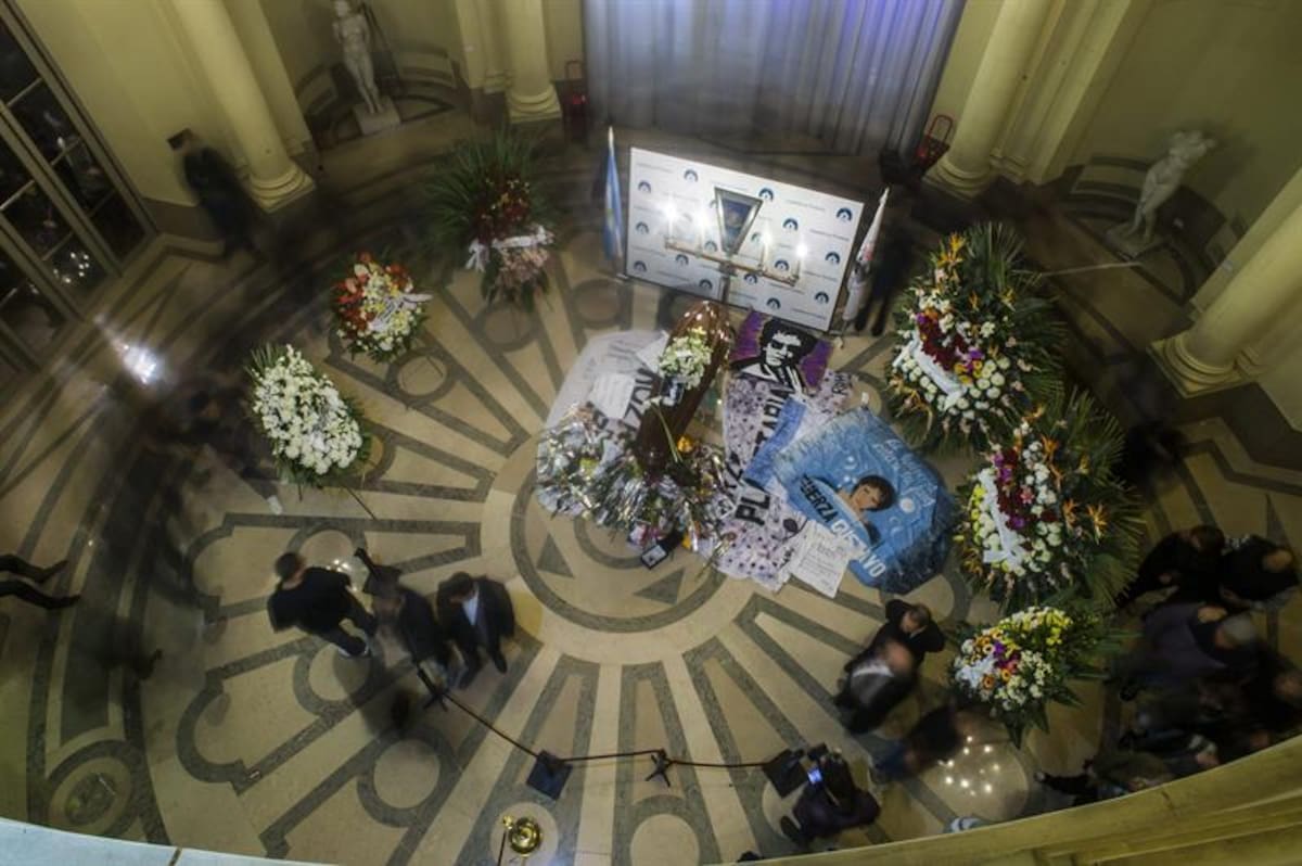 Los seguidores del exvocalista de Soda Stereo se unieron en una sola voz para rendir tributo al artista en sus exequias. Foto: Efe