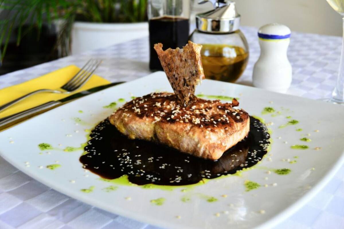 En el corazón de la Marina de Santa Marta, este restaurante ofrece diferentes sensaciones en sus platos internacionales, desde mariscos hasta carnes.