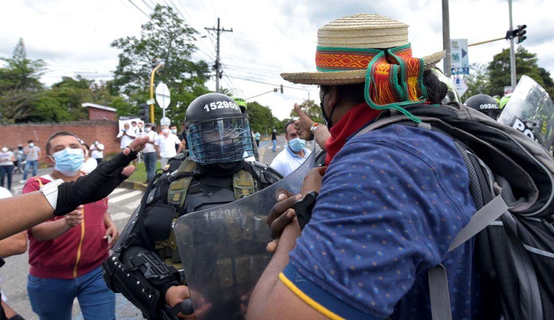 Enfrentamientos en Cali entre indígenas, fuerza pública y otras personas armadas