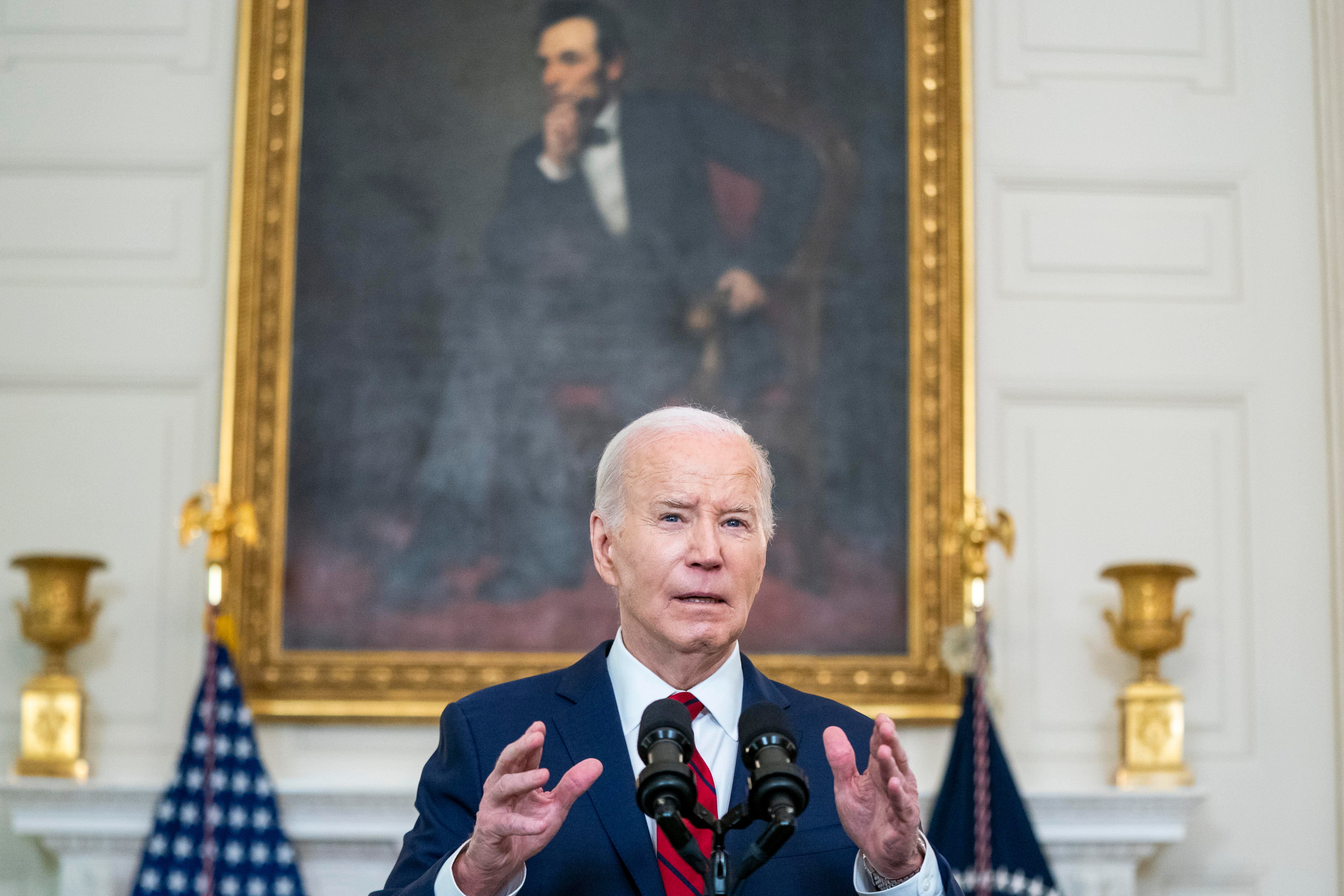 Washington (United States), 24/04/2024.- US President Joe Biden delivers remarks on the National Security Supplemental in the State Dining Room of the White House in Washington, DC, USA, 24 April 2024. President Biden has signed the 95.3 billion US dollars foreign aid package for Ukraine, Israel and Taiwan that was overwhelmingly passed by the Senate on 23 April. (Ucrania) EFE/EPA/SHAWN THEW