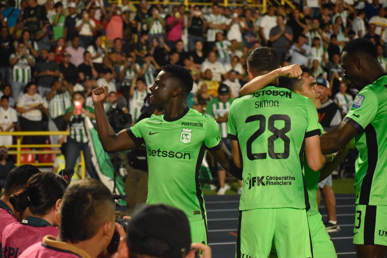 Los jugadores de Atlético Nacional celebra uno de sus goles ante Llaneros / Colprensa.