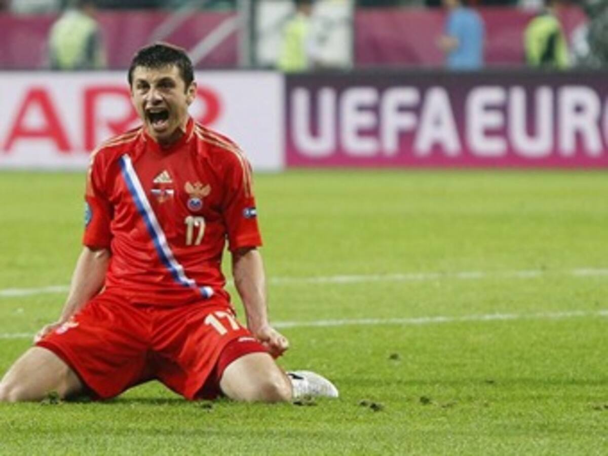 Rusia goleó y es líder en el grupo A de la Eurocopa