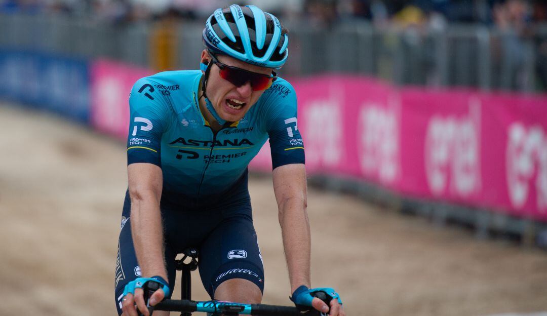 Vlasov desgastado en la línea de meta tras la novena etapa del Giro de Italia.