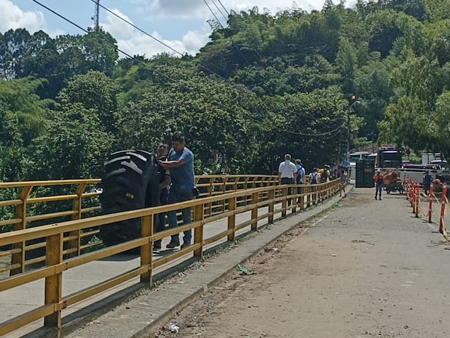 Transbordo por el puente Barragán entre Quindío y Valle del Cauca