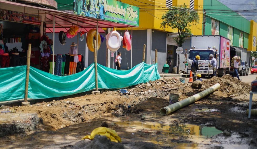 Labores de cambio en la red de alcantarillado en el barrio Salado