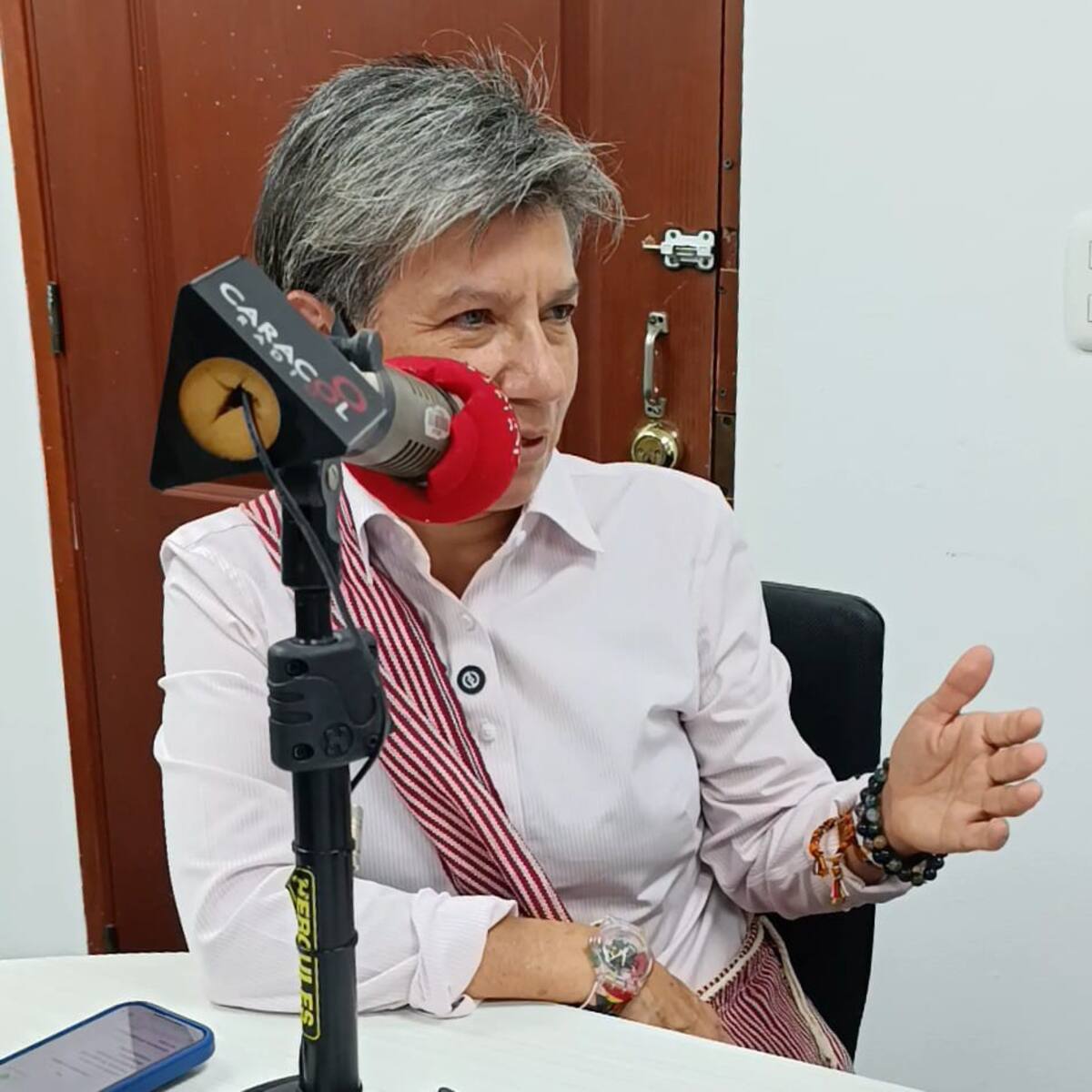 Claudia López continúa en Caldas con la meta de reunir un millón de firmas
