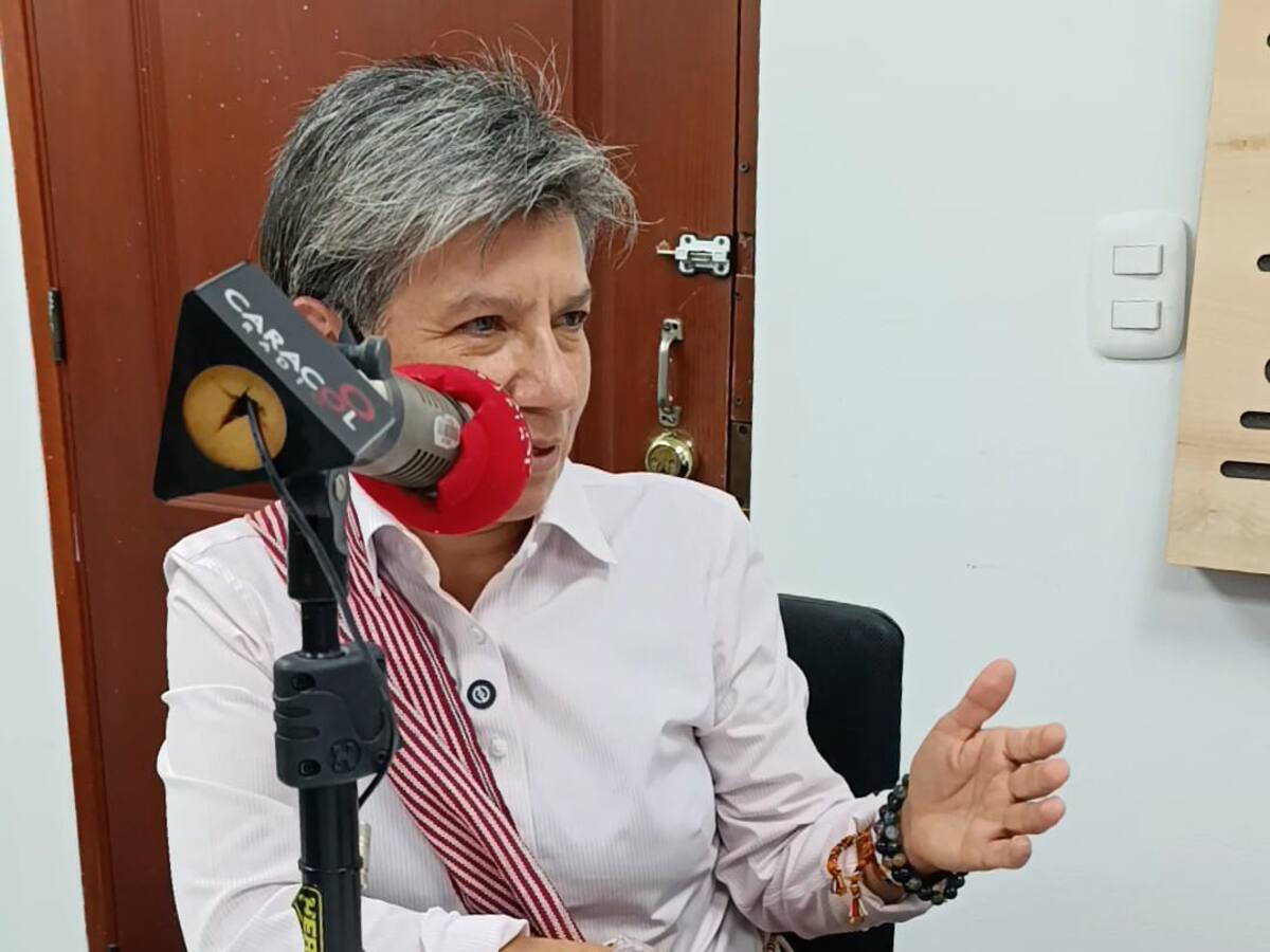 Claudia López continúa en Caldas con la meta de reunir un millón de firmas