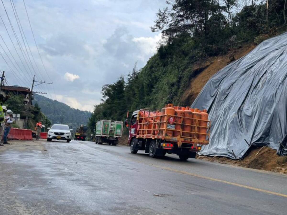 Habilitan la vía Medellín- El Retiro -La Ceja, luego de retirar el derrumbe