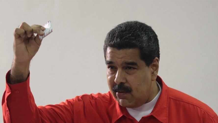 Una vez el presidente Nicolás Maduro depositó su voto procedió al escaneo del código QR del carnet de la patria, pero la pantalla arrojó como si esté no lo hubiera hecho. Foto: Agencia EFE