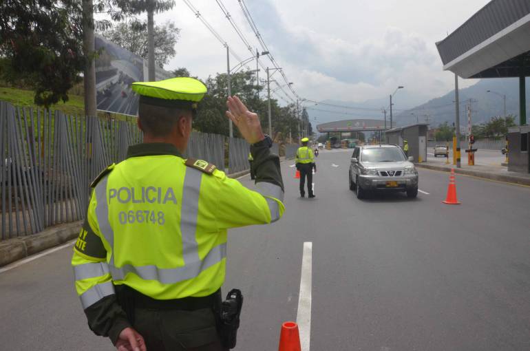 Autoridades mantienen dispositivo de seguridad en las vías. 