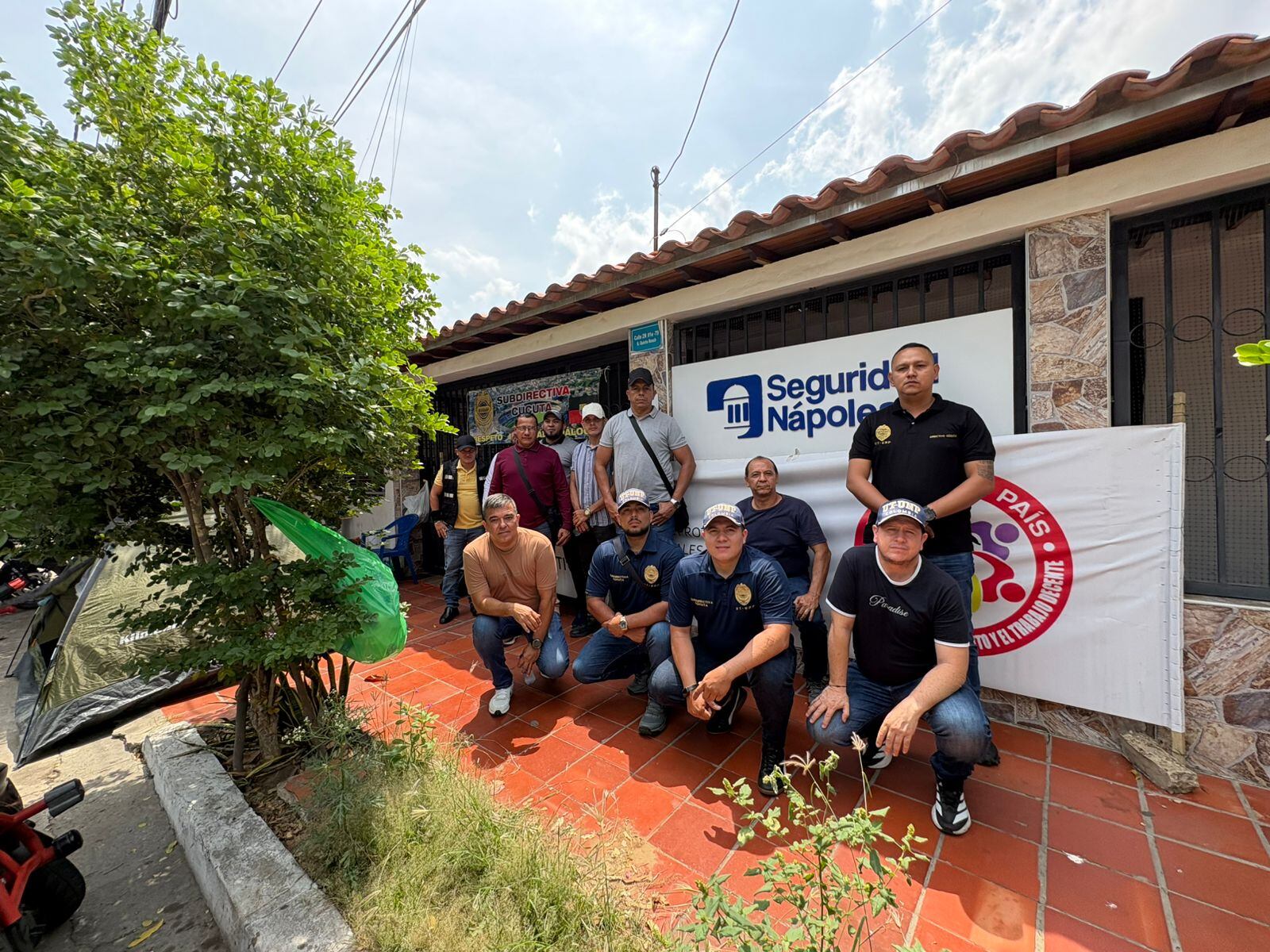 Escoltas de la UNP en Cúcuta adelantan una asamblea permanente exigiendo mejoras laborales. / Foto: Jenny Márquez.