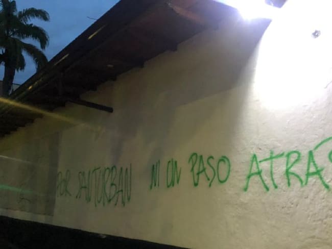 Pintaron grafitis en la recién pintada Casa de Bolívar