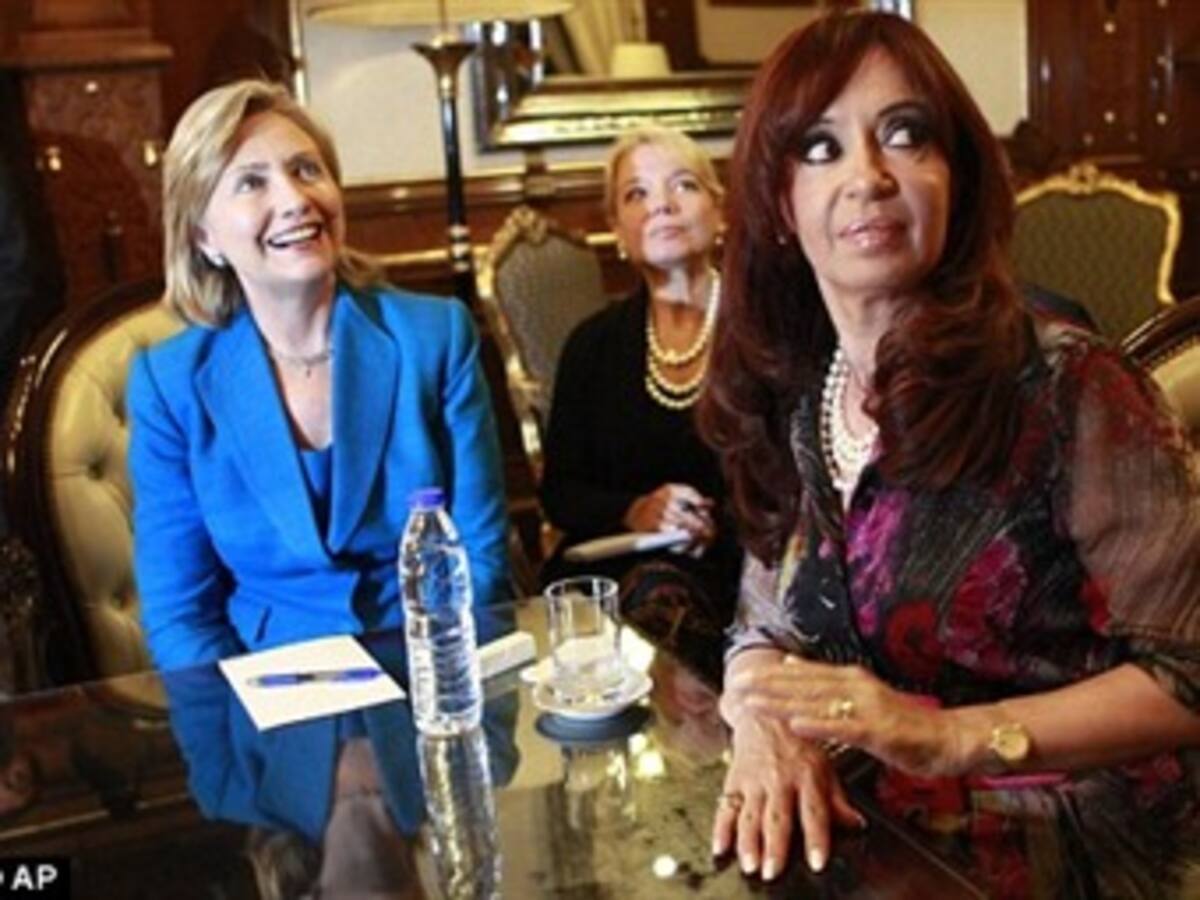 Hillary Clinton llama a presidenta argentina para 'dar explicaciones' sobre cables