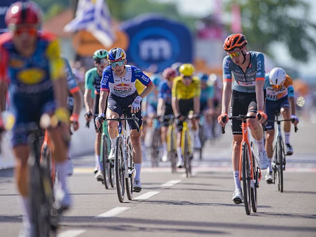 The chasing group crosses the finish line during stage 12, Imperia-Novi Ligure, of the 2026 Giro d'Italia in Novi Ligure, Italy, on May 21, 2026. (Photo by Andrea Amato/NurPhoto via Getty Images)