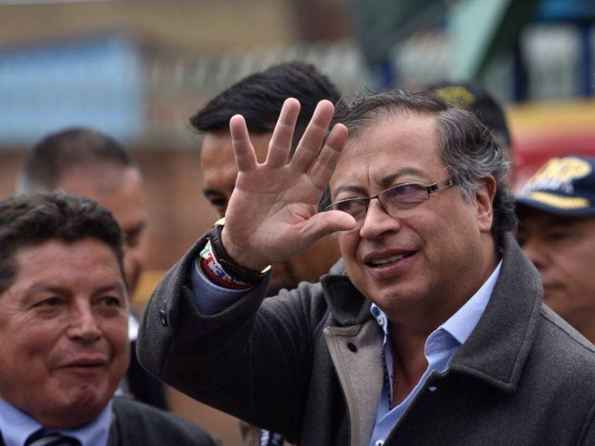 Gustavo Petro madrugó y estuvo en misa en la iglesia del 20 de Julio