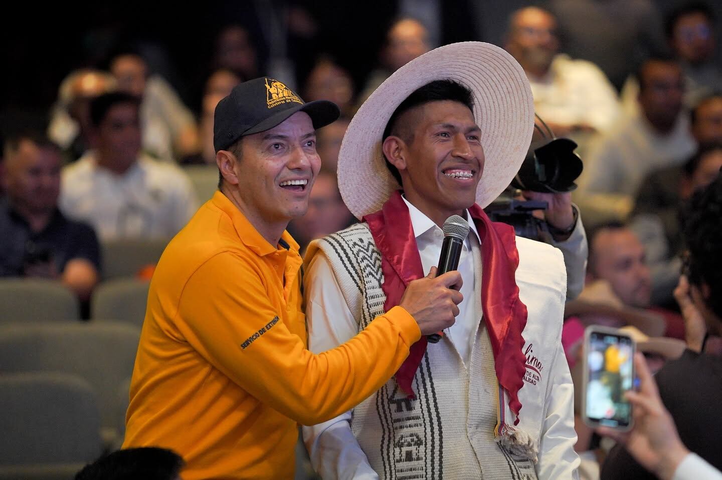 De amarillo el profesor Yarurmo. Foto Cortesía Facebook Profesor Yarumo