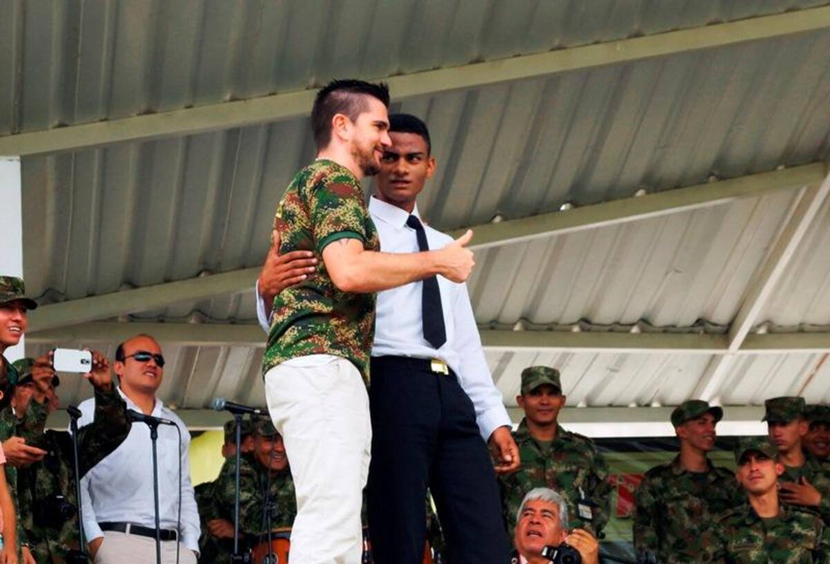 Durante el evento, integrantes de la Policía, el Esmad y el Ejército recibieron con emoción a Juanes, le prepararon una presentación musical con vallenato y otra con un Michael Jackson del batallón "Coronel Francisco José de Caldas".