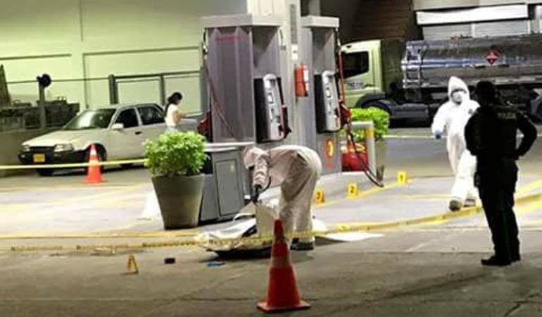 Levantamiento en la estación de gasolina