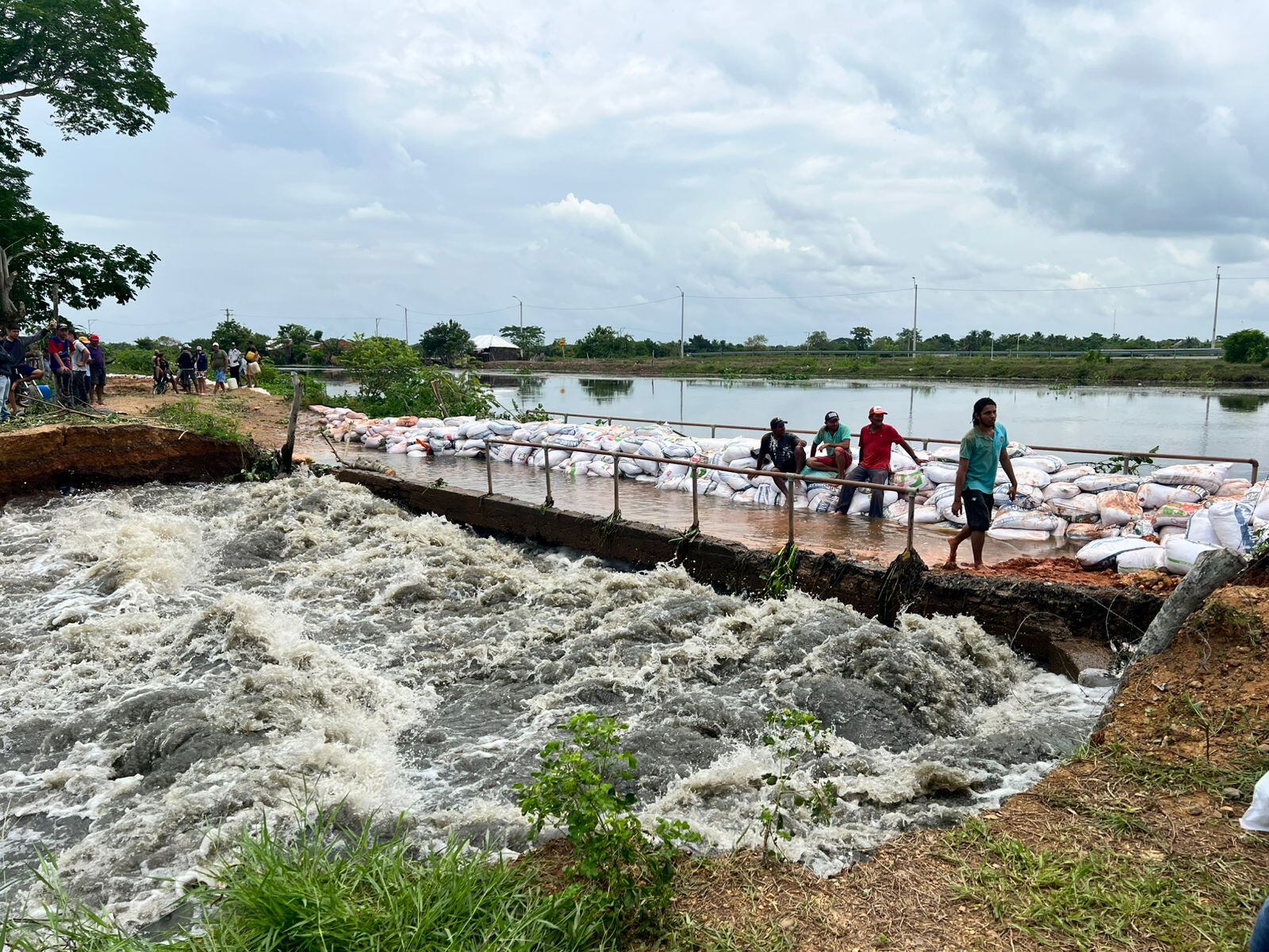Emergencia en Ciénaga de Oro tras colapso de puente en Punta de Yanez