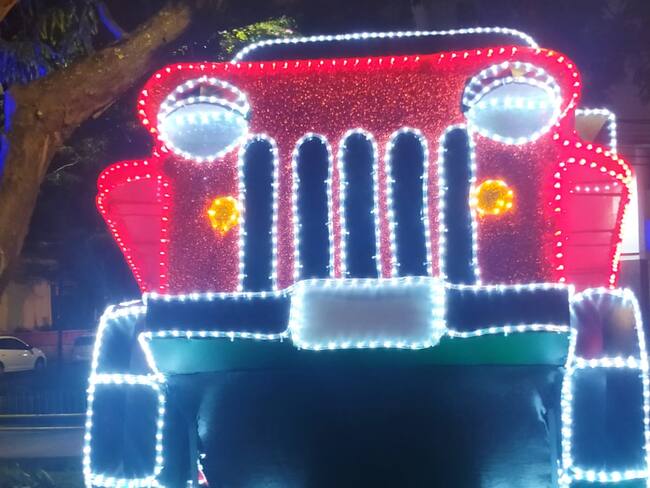 Jeep en alumbrado navideño en parque de Los Fundadores en Armenia. Foto Cortesía Jorge Torres