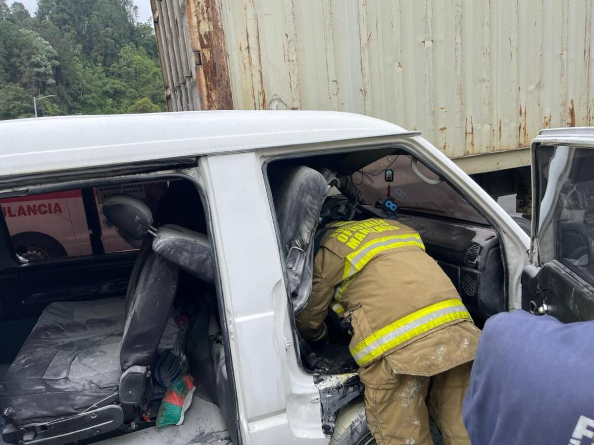 Aparatoso accidente en Manizales dejó dos personas heridas por choque de vehículos