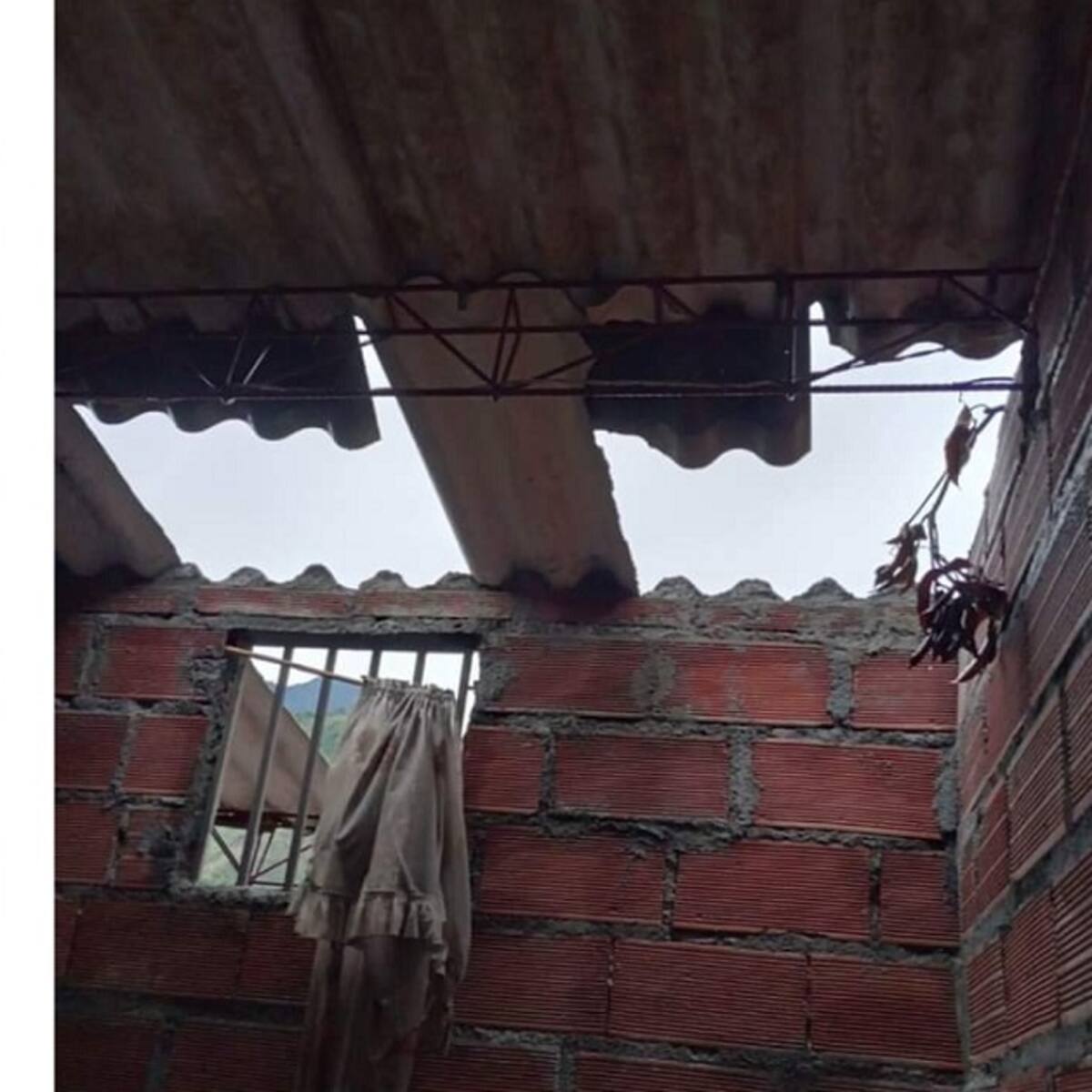 Fuerte vendaval destechó varias casas y dejó por ahora 80 familias afectadas en Peque