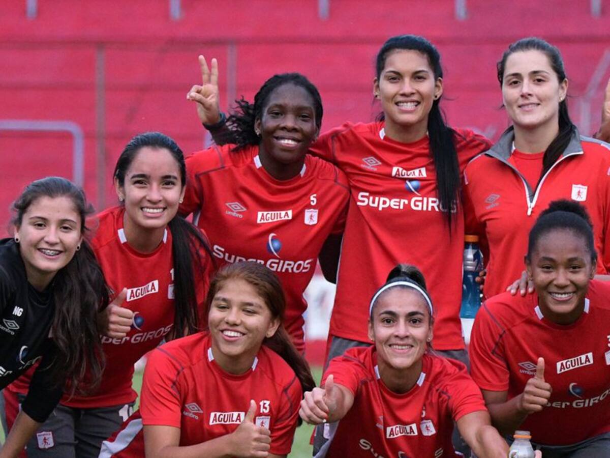 Recibimiento de hinchas al América previo a final de Libertadores Femenina