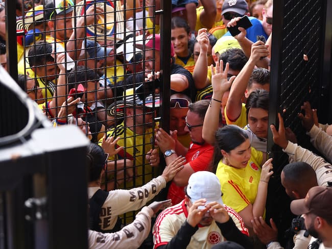 Personas intentado ingresar a la final de la Copa América. Foto: Getty Images.