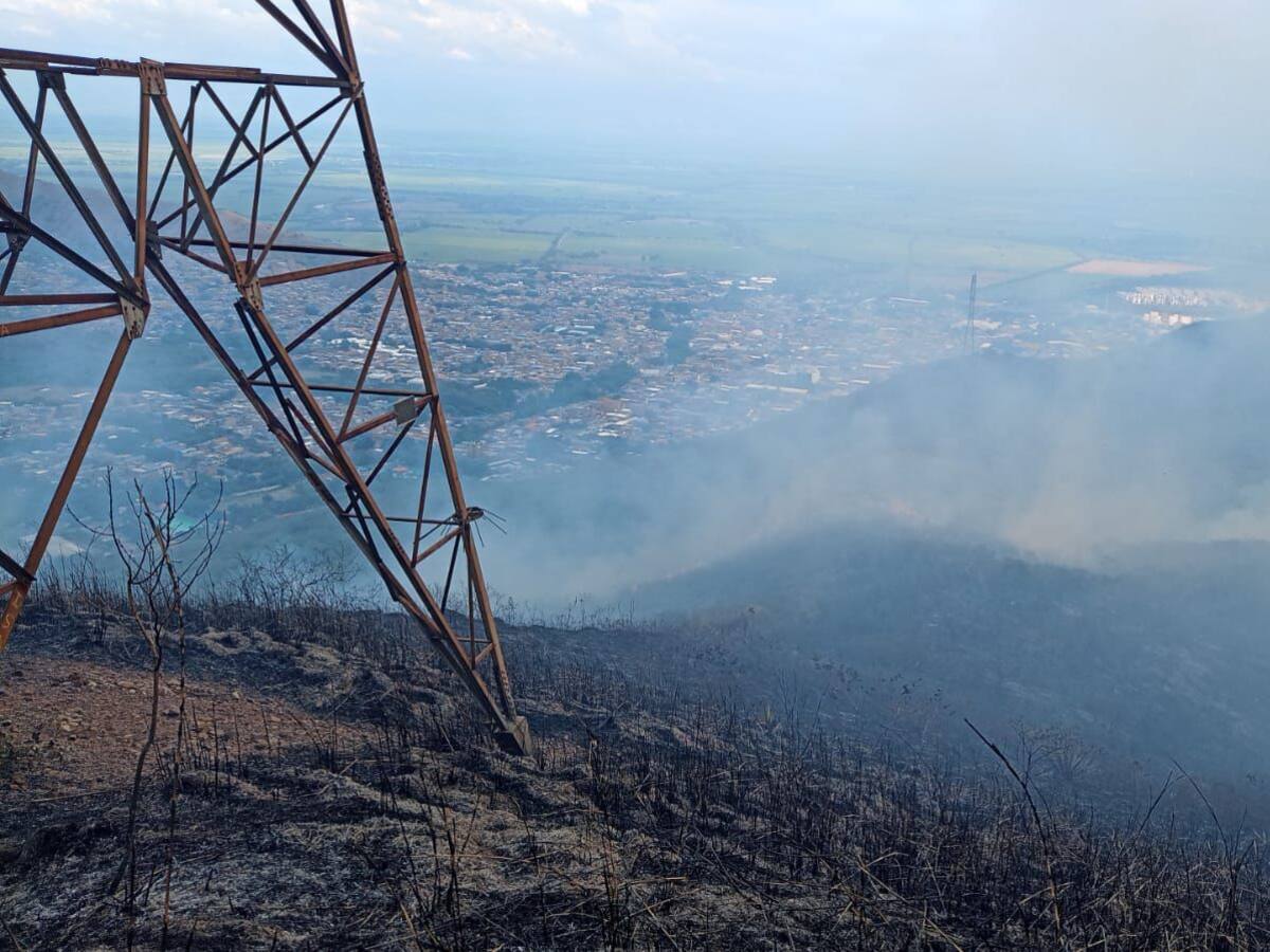 Más de 100 bomberos combaten voraz incendio en zona semiurbana de Yumbo, Valle