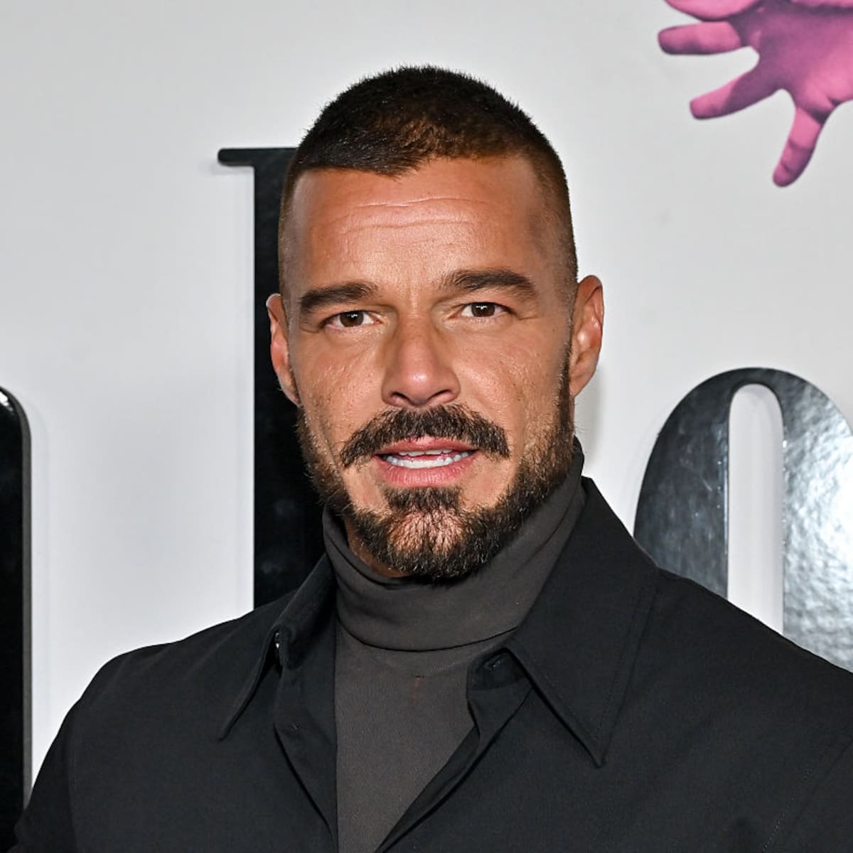 Ricky Martin interrumpe concierto en Montenegro tras un ataque con gas lacrimógeno en el escenario