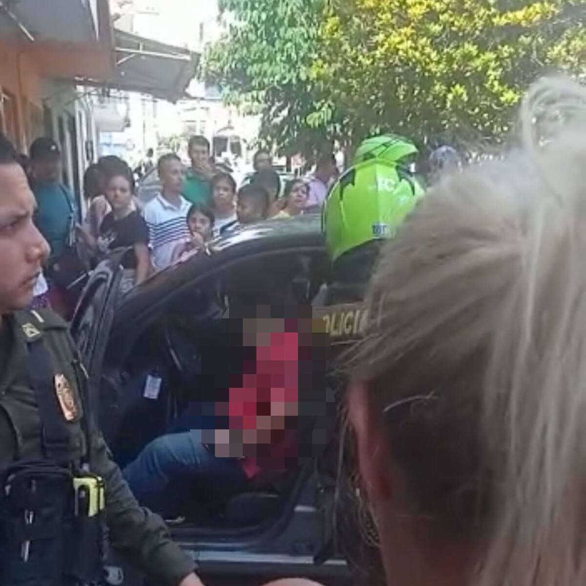 Acaban con la vida de un hombre dentro de su vehículo