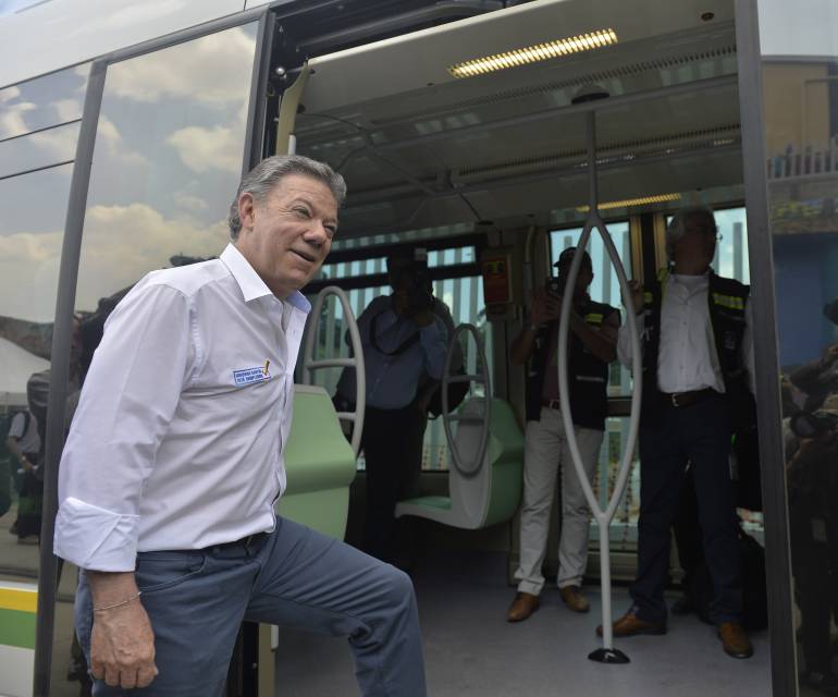 Presidente de Colombia en tranvía de Medellín